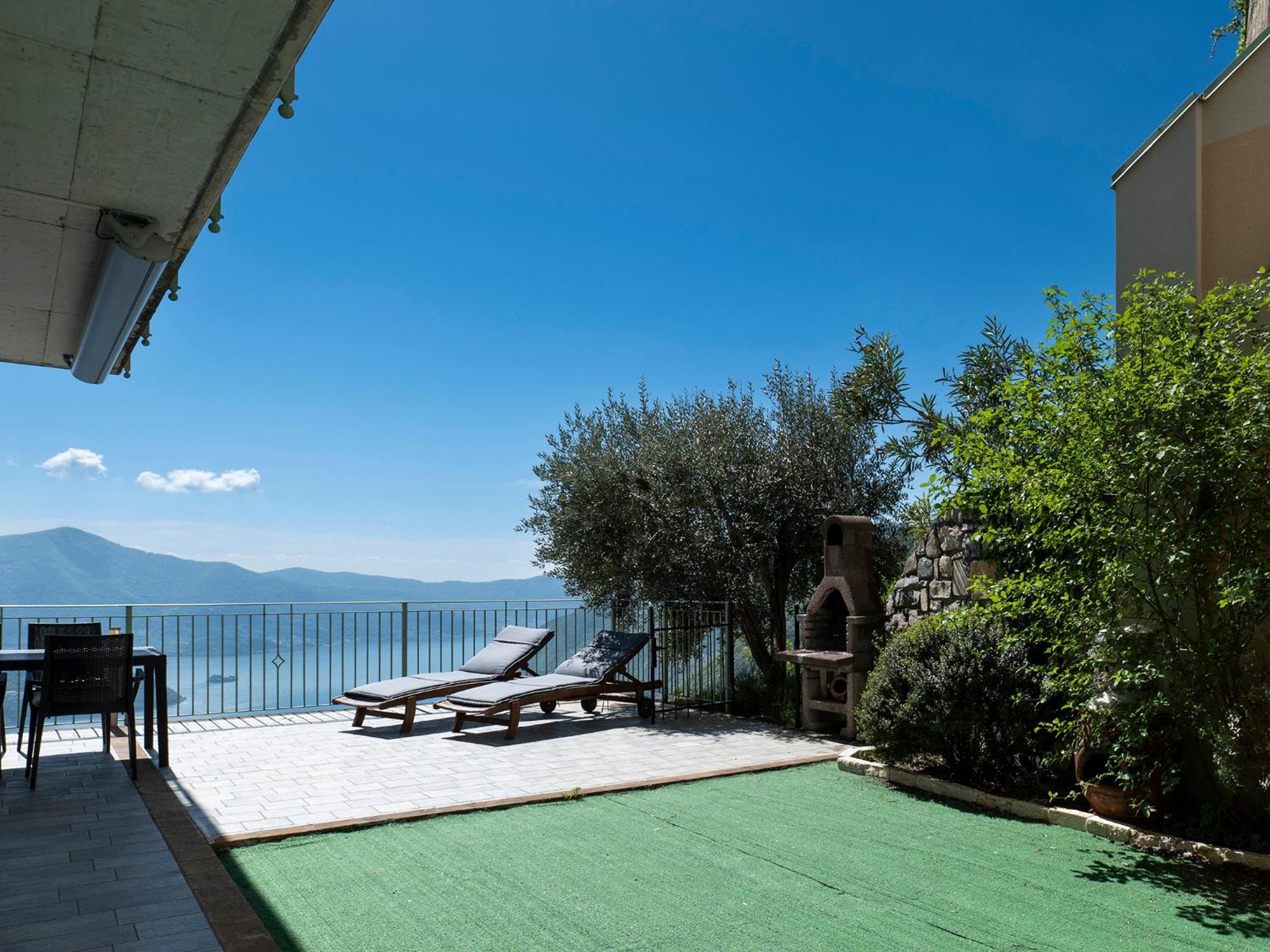 Mantegna - Garden With Lake View And Swimming Pool Parzanica 외부 사진